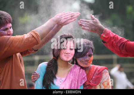 Dhaka, Bangladesch. 4. Oktober 2014. Bangladeshi Leute spielt mit Abir am letzten Tag der Durga Puja Festival in Dhaka, Bangladesch-Credit: Suvra Kanti Das/ZUMA Wire/ZUMAPRESS.com/Alamy Live News Stockfoto