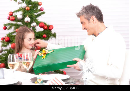 Kind empfangenden Geschenk von Papa. Weihnachten-Konzept. Stockfoto