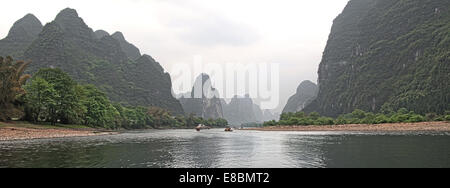 Panorama auf das Tal des Flusses Lea zwischen den großen Karst Hügeln der Provinz Guangxi Stockfoto