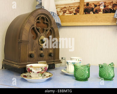 Vintage Stilleben, altes Radio und Kaffeetassen, USA Stockfoto