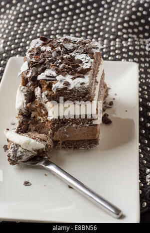 Schokoladenkuchen. Wei, gefüllt mit Schokolade und Sahne auf quadratischen Platte Stockfoto
