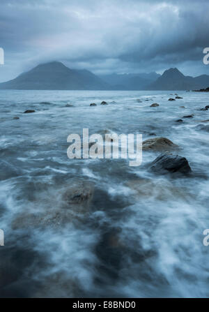 Aufgewühlte Wasser bei Elgol, Loch Scavaig, mit der Black Cuillin hinaus Isle Of Skye, Schottland Stockfoto