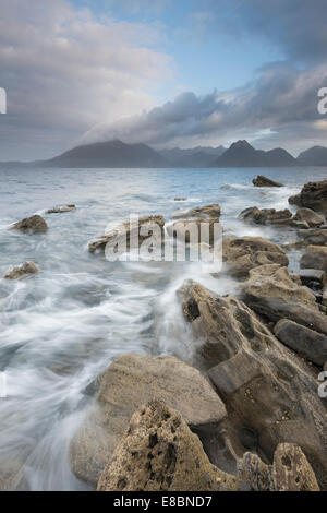 Dramatische Himmel über Flut an Elgol, Loch Scavaig, Isle Of Skye, Schottland Stockfoto