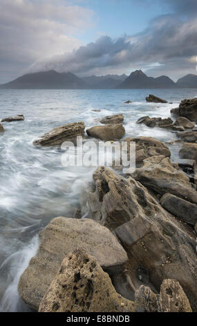 Dramatische Himmel über Flut an Elgol, Loch Scavaig, Isle Of Skye, Schottland Stockfoto