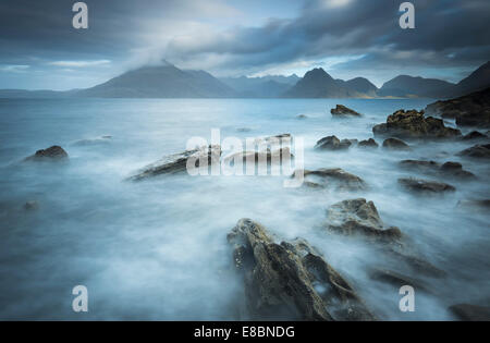 Flut und stürmischen Himmel über Loch Scavaig und der Black Cuillin Bergrücken, Elgol, Isle Of Skye, Schottland Stockfoto