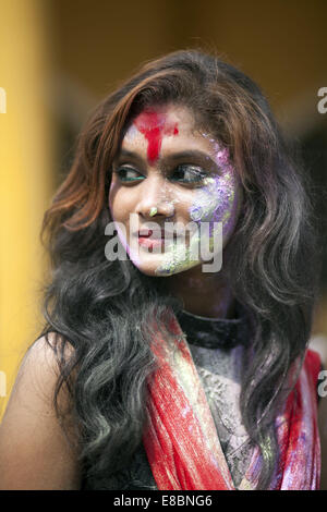 Dhaka, Bangladesch. 4. Oktober 2014. Farbigen Porträt von einem hindu Mädchen. Bangladeshi Hindu Anhänger setzen Vermillion und Farbe auf einander ins Gesicht wie sie am Finaltag der Durga Puja Festival in Dhaka am 4. Oktober 2014 tanzen. Die fünftägige Durga Puja Festival erinnert an der Tötung von einem dämonischen König Mahishasur von Göttin Durga, markieren den Sieg des guten über das Böse. Bildnachweis: Zakir Hossain Chowdhury/ZUMA Draht/Alamy Live-Nachrichten Stockfoto