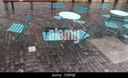 London, UK 4. Oktober 2014. Leere Plätze außerhalb des Hofs Marktgebäude in Covent Garden in London an einem regnerischen Morgen angeordnet. Foto von David Mbiyu / Alamy Live News Stockfoto