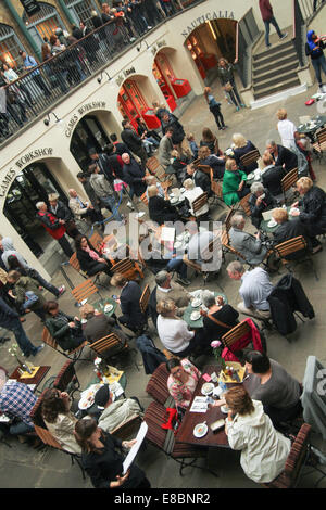 London, UK 4. Oktober 2014. Menschen gesehen, die Englidh Tee im Rathaushof Marktgebäude Foto von David Mbiyu / Alamy Live News Stockfoto