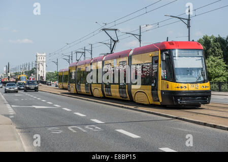 Moderne Straßenbahn Pesa SA Firma auf der Poniatowski-Brücke in Warschau, Polen Stockfoto