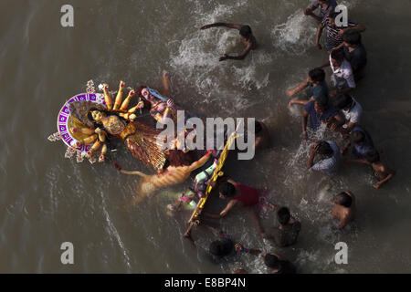 Dhaka, Bangladesch. 4. Oktober 2014. Bangladeshi Hindu Anhänger tauchen ein Idol der hinduistischen Göttin Durga in den Fluss Buriganga. Die Hindu-Gemeinschaft endete ihr vier Tage lang jährliche Festival Durga Puja, die Verehrung der hinduistischen Göttin Durga, die Macht und den Sieg des guten über das Böse symbolisiert, mit der Immersion der Idole der Göttin Credit: Zakir Hossain Chowdhury/ZUMA Draht/Alamy Live News Stockfoto