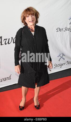 Hattingen, Deutschland. 3. Oktober 2014. Schauspieler Hannelore Hoger kommt nach der 10. Steiger Awards in Hattingen, Deutschland, 3. Oktober 2014. Foto: Henning Kaiser/Dpa/Alamy Live News Stockfoto