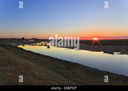 Sonnenuntergang über Burnham Overy Staithe, Norfolk Stockfoto