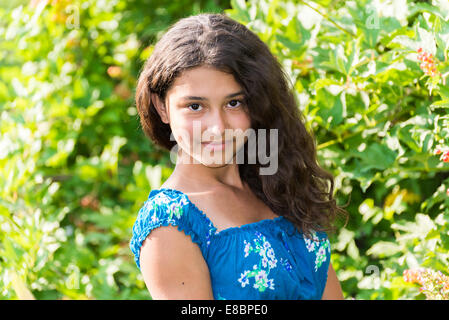 junge hübsche Mädchen mit dem lockigen Haar im freien Stockfoto