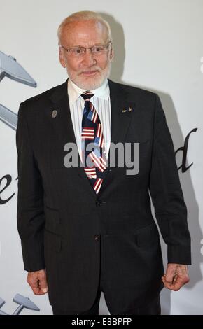 Hattingen, Deutschland. 3. Oktober 2014. US-Astronaut Buzz Aldrin kommt nach der 10. Steiger Awards in Hattingen, Deutschland, 3. Oktober 2014. Foto: Henning Kaiser/Dpa/Alamy Live News Stockfoto