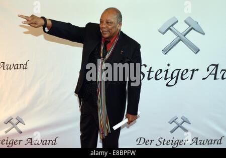 Hattingen, Deutschland. 3. Oktober 2014. US-Musiker und Komponist Quincy Jones kommt zu den 10. Steiger Awards in Hattingen, Deutschland, 3. Oktober 2014. Foto: Henning Kaiser/Dpa/Alamy Live News Stockfoto