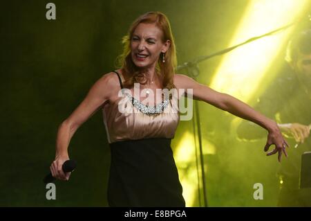 Hattingen, Deutschland. 3. Oktober 2014. Ute Lemper Musiker führt bei den 10. Steiger Awards in Hattingen, Deutschland, 3. Oktober 2014. Foto: Henning Kaiser/Dpa/Alamy Live News Stockfoto