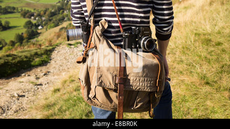 Fotografen Gadget Tasche und klassische Film-Kameras draußen vor Ort. Stockfoto