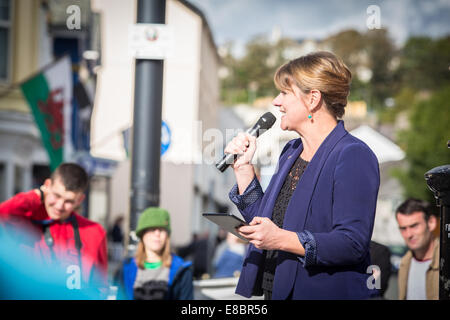 Pwllheli, Wales, UK. 4. Oktober 2014. Plaid Cymru – der Führer der Partei von Wales LEANNE WOOD AM richten Welsh Language Society (Cymdeithas Jahr Iaith Gymraeg)-Rallye, die lokalen Behörden aufgefordert, und Waliser Regierung Planung Maßnahmen ergreifen, die lokalen profitieren würden. Sie eine Kundgebung und Protestmarsch am Pwllheli, North Wales, zur Sensibilisierung für ihre Kampagne gegen aktuelle Planungsmaßnahmen, die so argumentieren wäre schädlich für die Nachhaltigkeit der walisischen Sprachgemeinschaften. Bildnachweis: Rhys Llwyd/Alamy Live-Nachrichten Stockfoto