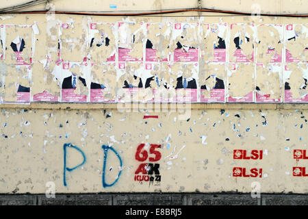 Halb zerrissenen Wahlplakate und Graffiti aus den Parlamentswahlen Juni 2013 an einer Wand in Berat, Albanien Stockfoto