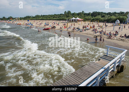 Pier am Strand Brzezno über Ostsee in Danzig, Polen Stockfoto