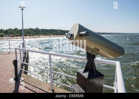 Münz-Fernglas auf Ier Brzezno Strand über Ostsee in Danzig, Polen Stockfoto