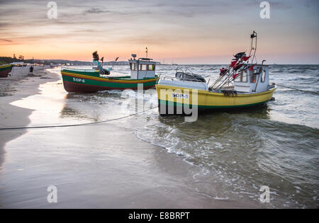 Fischerboote am Strand der Ostsee im Karlikowo Bezirk in der Stadt Sopot, Polen Stockfoto