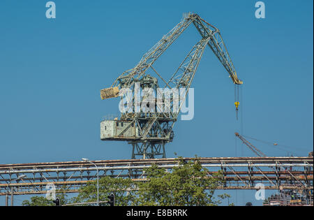 Werft-Kran auch bekannt als Kran oder Hafen Portalkran in die Danziger Werft (ehemalige Lenin-Werft) in Danzig, Polen Stockfoto