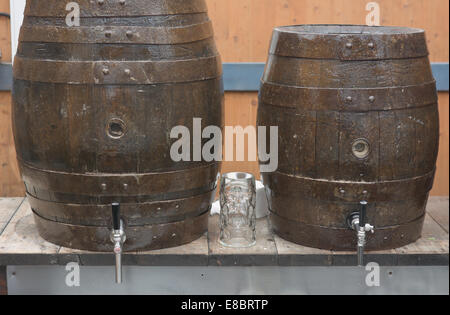 Traditionellen Bierfässern mit Glas auf dem Oktoberfest in München Stockfoto