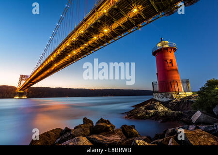 George-Washington-Brücke und die kleinen roten Leuchtturm auf dem Hudson River in New York Stockfoto