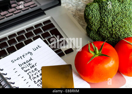 Kauf von Lebensmitteln online mit einer Kreditkarte Stockfoto