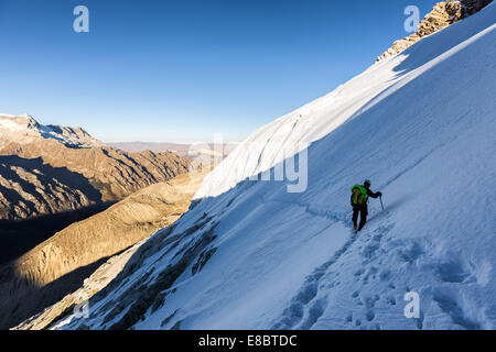 Abstieg vom Urus Este (5420m) Berg, Ishinca Tal, Cordillera Blanca, Peru, Südamerika Stockfoto