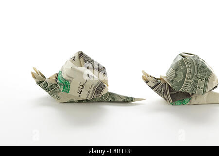 Jede Schnecke entsteht durch die Faltung einer Dollarnote. Diese Origami-Design stammt von Jim Motorhaube. Stockfoto