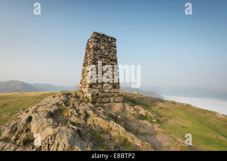 Großen Gipfel Säule auf dem Gipfel des Hallin fiel im englischen Lake District, UK Stockfoto