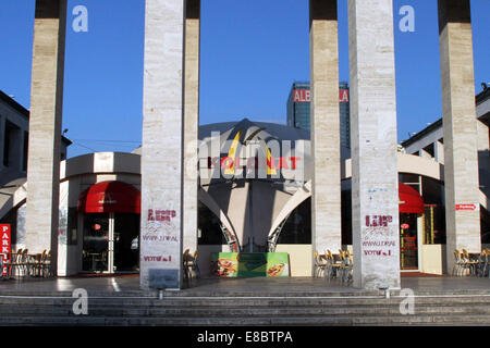 Ein Zweig der Kolonat Fast-Food-Kette am Mutter-Teresa-Platz im Zentrum von Tirana, Albanien. Stockfoto