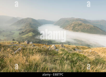 Hängende Wolke über Boredale Tal im englischen Lake District, entnommen Hallin fiel Stockfoto