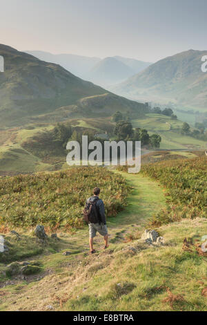 Walker auf Hallin fiel im Herbst im englischen Lake District, mit Martindale, Beda Kopf und der Nab jenseits Stockfoto