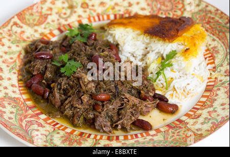 Iranische (persische) Kraut und Lamm Koresh mit persischer Safranreis serviert. Das Fleisch ist mit Massen von Petersilie gedünstet, Stockfoto