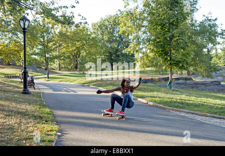 Skateboarder Praxis im Central Park in New York City. Stockfoto