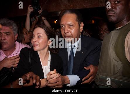 (141004)--PORT AU PRINCE, 4. Oktober 2014 (Xinhua)--Bild aufgenommen am 16. Januar 2011 zeigt Jean-Claude Duvalier (2. R), ehemaliger Präsident von Haiti, bei seiner Rückkehr nach Haiti, in einem Hotel in Port-Au-Prince, der Hauptstadt von Haiti. Jean-Claude Duvalier starb an einem Herzinfarkt mit 63 Jahren in Port-Au-Prince am Samstag, bestätigt haitianischen Gesundheit Minister Florenz Guillaume Duperval. (Xinhua/Wan Pei) Stockfoto