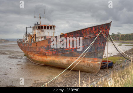 Rostigen Trawler gestrandet am Ufer des River Torridge bei Bideford in Nord-Devon Stockfoto