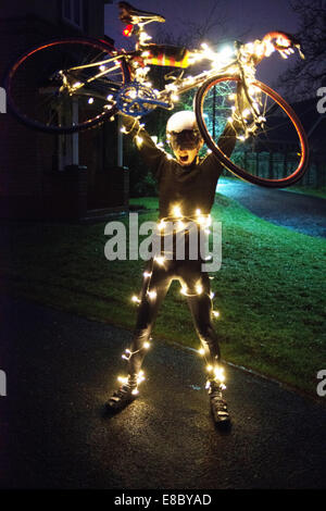 Christmas Tree Radfahrer mit LED-Beleuchtung in der Nacht. Stockfoto