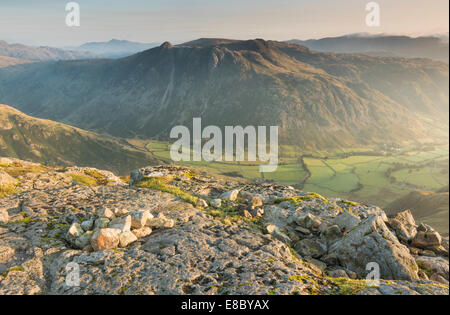 Blick vom Hecht Blisko über Great Langdale Valley und die Langdale Pikes in Spätsommer, englischen Lake District, Großbritannien Stockfoto