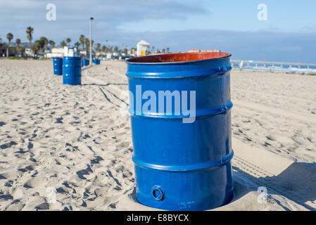 Blaue Mülltonnen am Ocean Beach. San Diego, California, Vereinigte Staaten von Amerika. Stockfoto