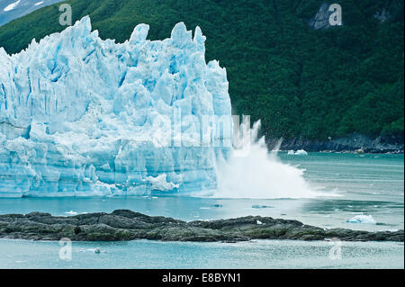 Alaska Kreuzfahrt - kalbenden Gletscher - Hubbard Gletscher - ein großer Eisberg Kälber in Ernüchterung Bay - St. Elias Alaska. - In der Nähe des Yukon, Kanada. Stockfoto