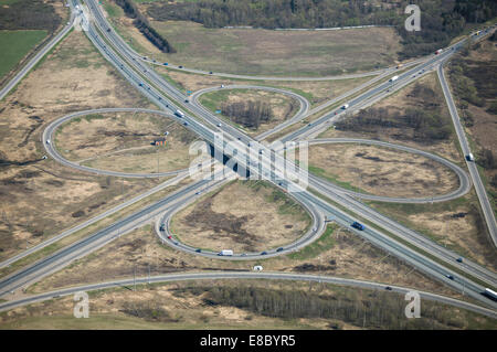 Luftaufnahme von einer klassischen Kleeblatt Transport-Kreuzung am Kievskoe Highway in Russland. Stockfoto