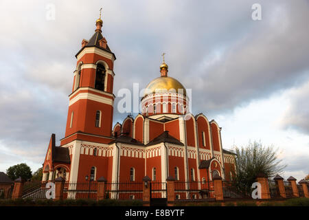 Kirche der Heiligen Dreifaltigkeit in Karabanovo, Russland Stockfoto