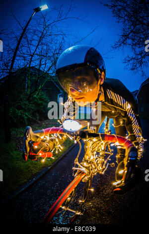 Christmas Tree Radfahrer mit LED-Beleuchtung in der Nacht. Stockfoto