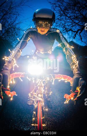 Christmas Tree Radfahrer mit LED-Beleuchtung in der Nacht. Stockfoto