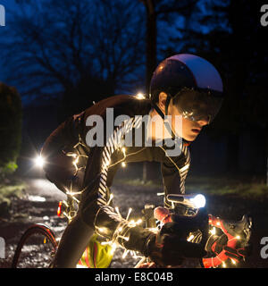 Christmas Tree Radfahrer mit LED-Beleuchtung in der Nacht. Stockfoto