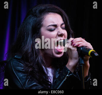 Bala Cynwyd, Pennsylvania, USA. 3. Oktober 2014. Britischer Sänger und Songschreiber Charli XCX führt auf Q102 Performance Theater am 3. Oktober 2014 in Bala Cynwyd, Pennsylvania, USA. Bildnachweis: Paul Froggatt/Alamy Live-Nachrichten Stockfoto